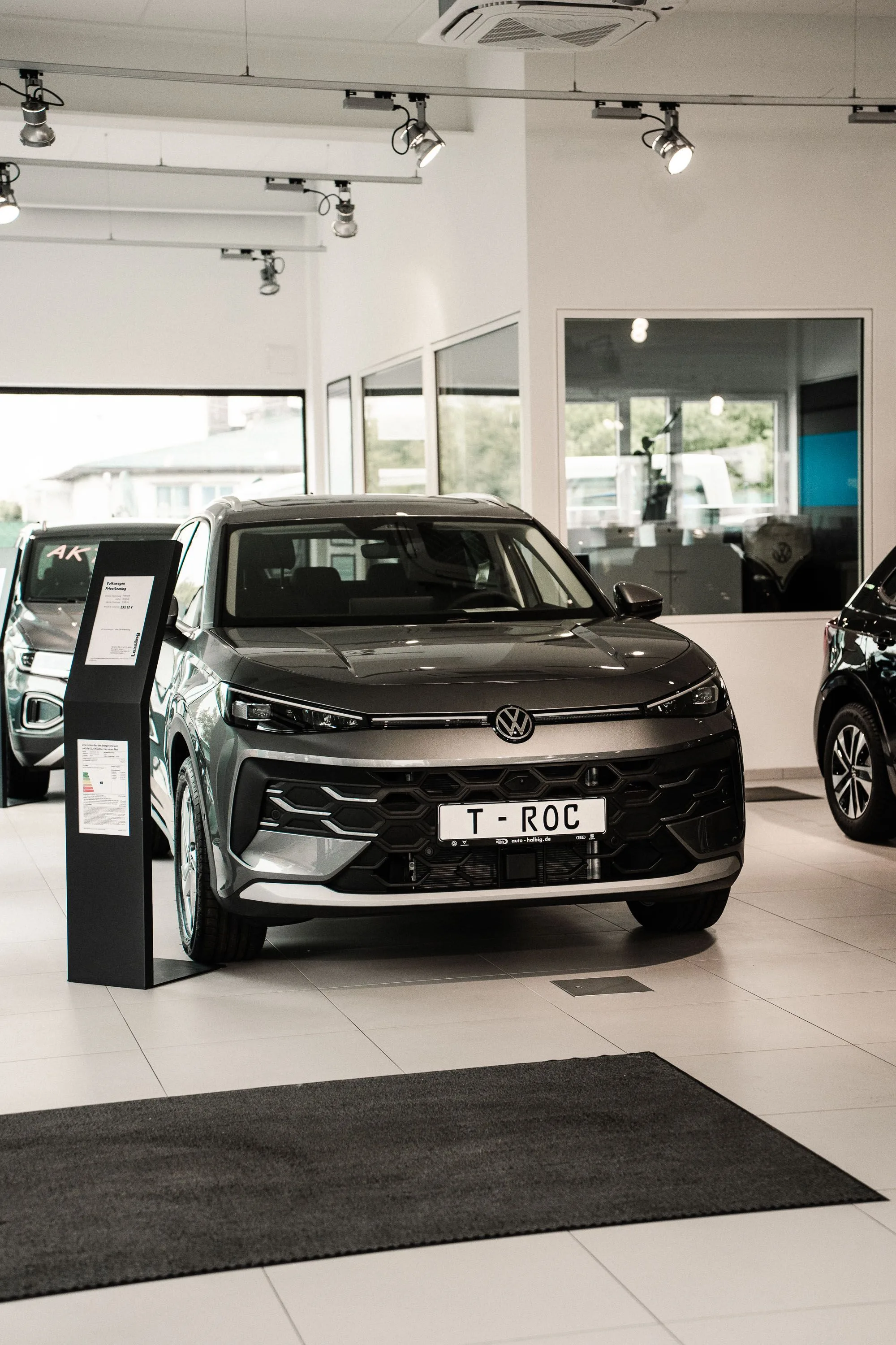 Auto Halbig Autohaus Showroom