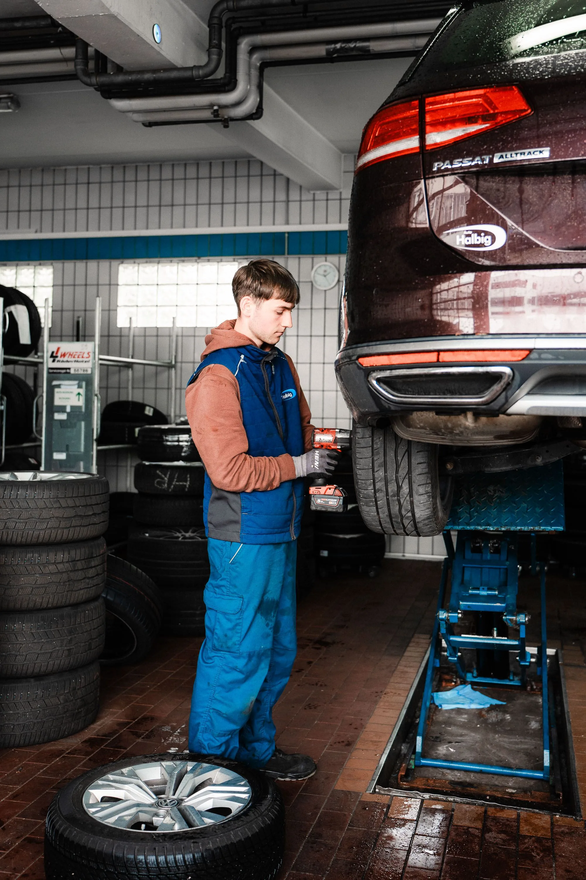 Reifenwechseln Auto Halbig