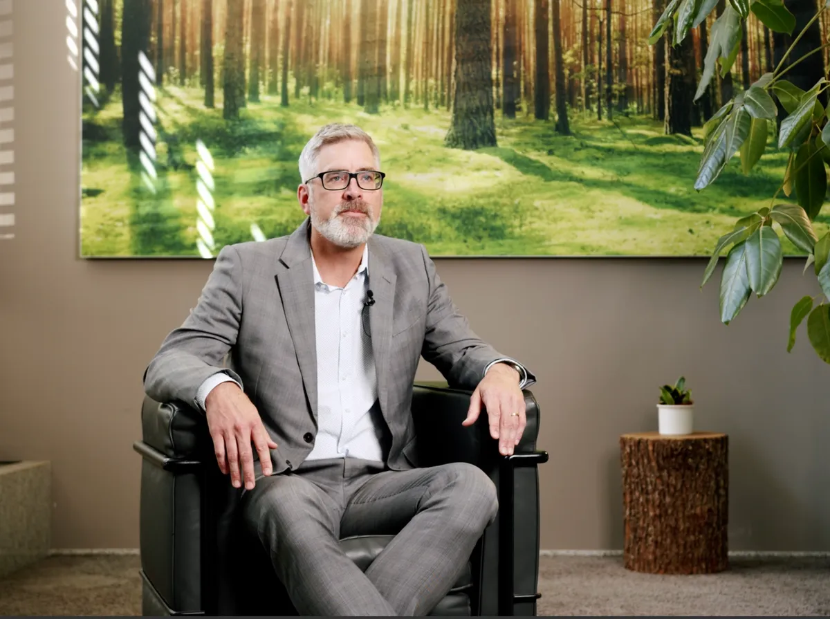 Interview mit einem Geschäftsführer im Sessel
