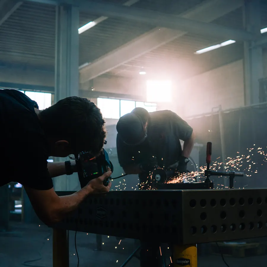 Videodreh beim Schweißen in einer Produktionshalle