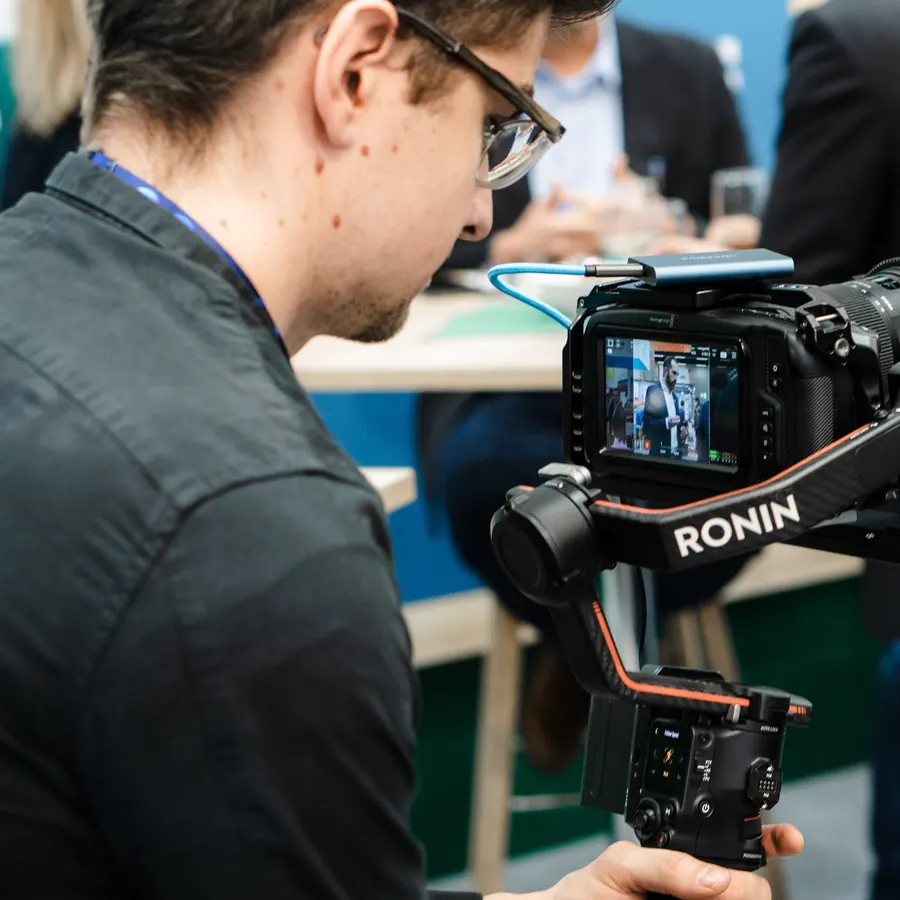 Kameramann mit Gimbal auf einer Messe